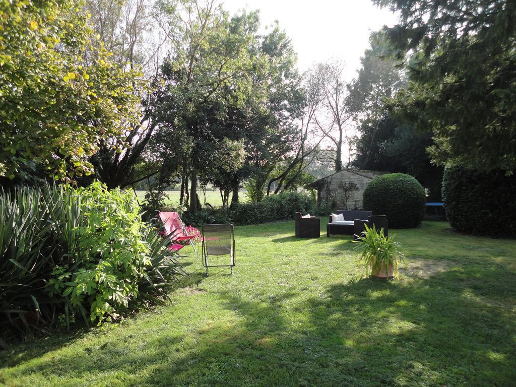לינה וארוחת בוקר Saint-Saturnin-du-Bois Les 2 Madeleine מראה חיצוני תמונה