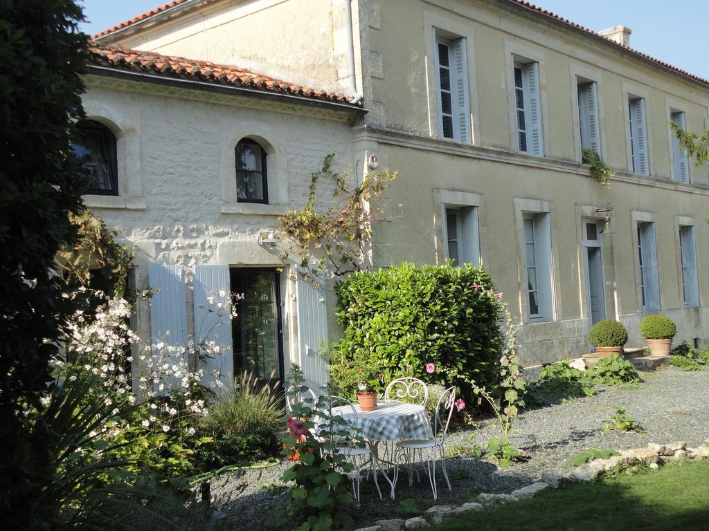 לינה וארוחת בוקר Saint-Saturnin-du-Bois Les 2 Madeleine מראה חיצוני תמונה