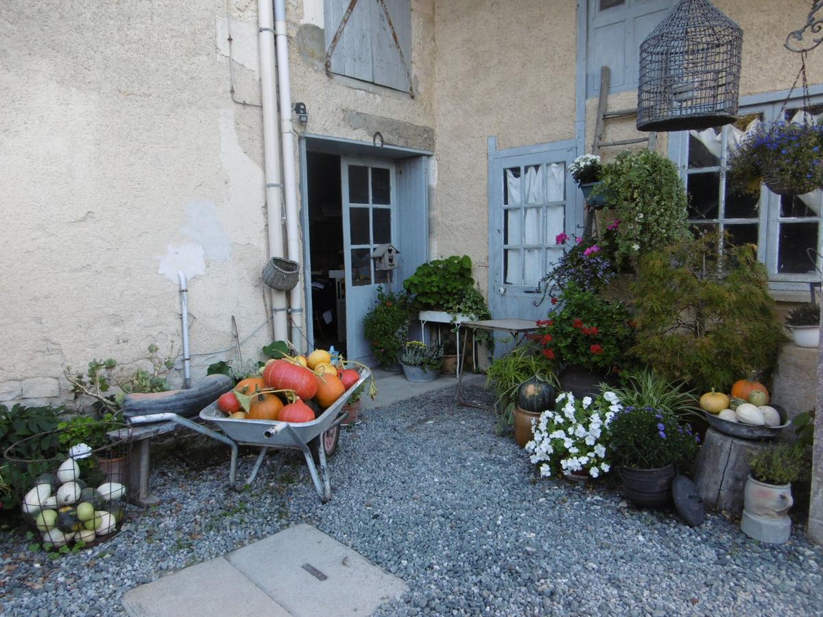 לינה וארוחת בוקר Saint-Saturnin-du-Bois Les 2 Madeleine מראה חיצוני תמונה